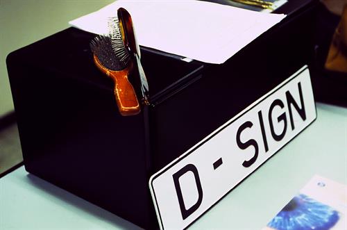 Autokennzeichen auf dem D-Sign steht